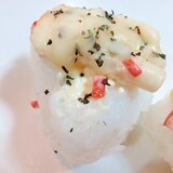 マヨ/バジルで　マカロニサラダとチーズの焼おにぎり